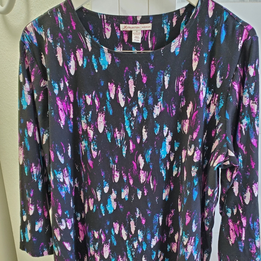 Size 1X quarter length sleeve blouse. Excellent condition. 10$ obo